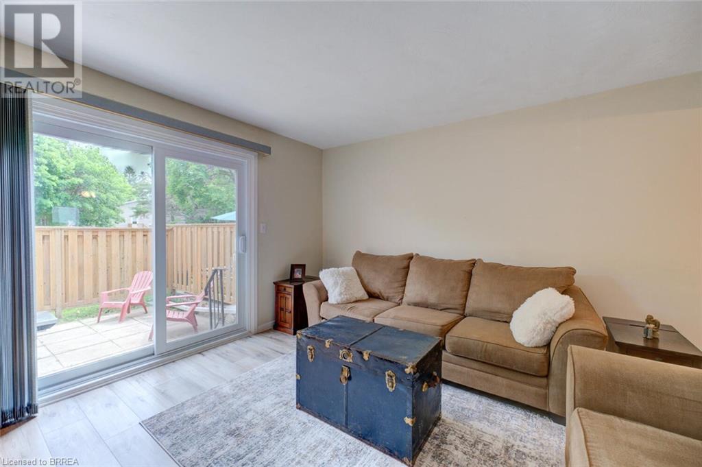 32 Montclair Crescent Unit# 16, Simcoe, ON - Indoor Photo Showing Living Room