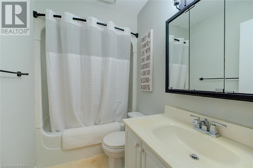 32 Montclair Crescent Unit# 16, Simcoe, ON - Indoor Photo Showing Bathroom