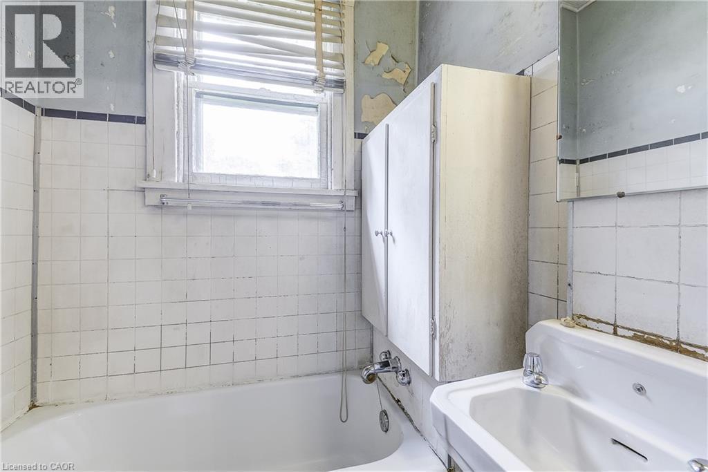 182 Balmoral Avenue S, Hamilton, ON - Indoor Photo Showing Bathroom