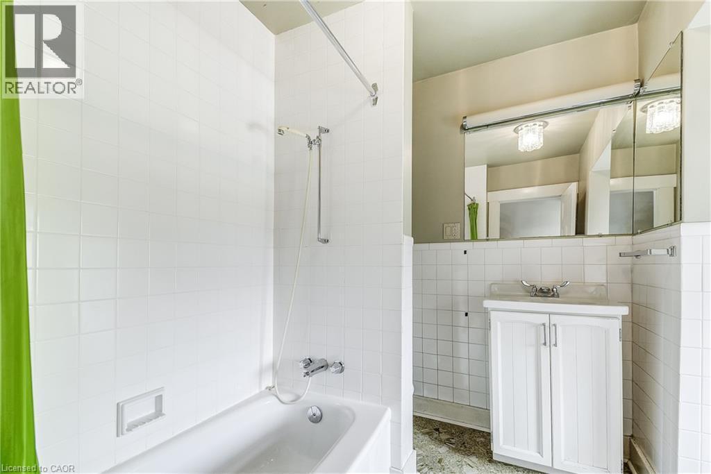 182 Balmoral Avenue S, Hamilton, ON - Indoor Photo Showing Bathroom