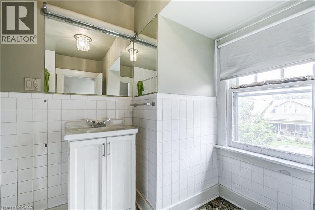 182 Balmoral Avenue S, Hamilton, ON - Indoor Photo Showing Bathroom