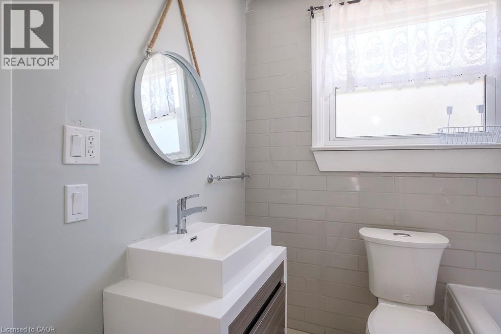 197 Cedar Drive, Turkey Point, ON - Indoor Photo Showing Bathroom