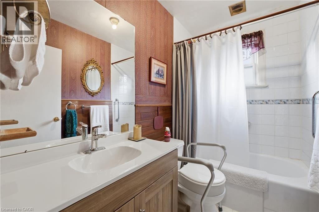 298 Sanatorium Road, Hamilton, ON - Indoor Photo Showing Bathroom