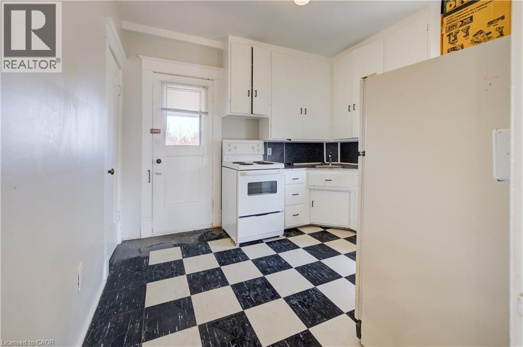698 King Street W, Kitchener, ON - Indoor Photo Showing Kitchen