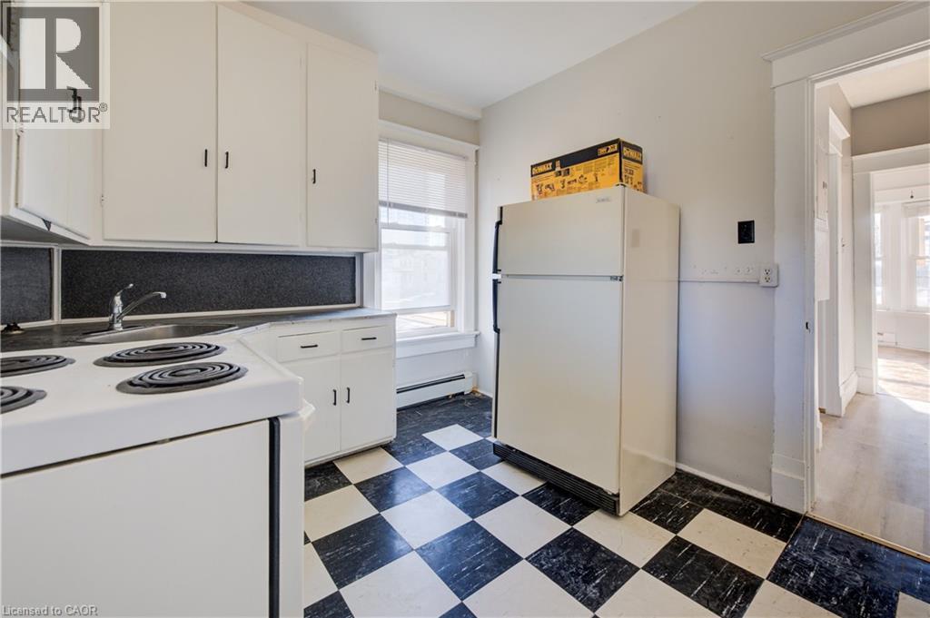 698 King Street W, Kitchener, ON - Indoor Photo Showing Kitchen