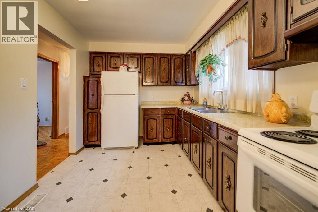 131 Thunderbird Drive, Cambridge, ON - Indoor Photo Showing Kitchen With Double Sink