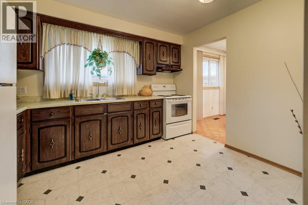 131 Thunderbird Drive, Cambridge, ON - Indoor Photo Showing Kitchen With Double Sink