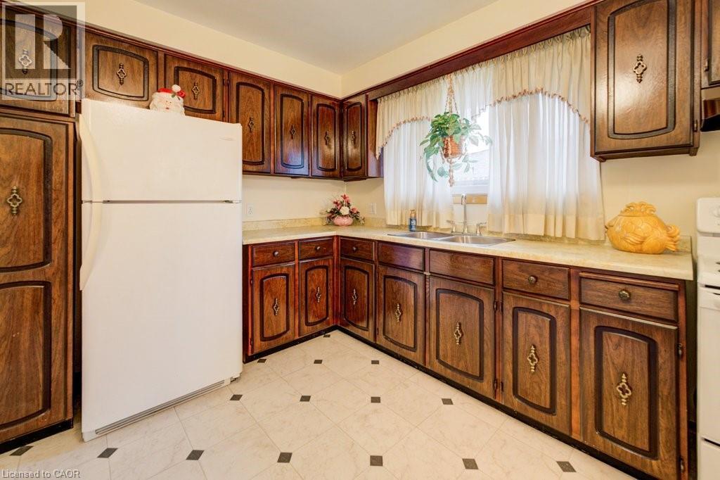 131 Thunderbird Drive, Cambridge, ON - Indoor Photo Showing Kitchen With Double Sink