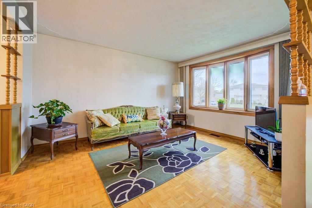 131 Thunderbird Drive, Cambridge, ON - Indoor Photo Showing Living Room
