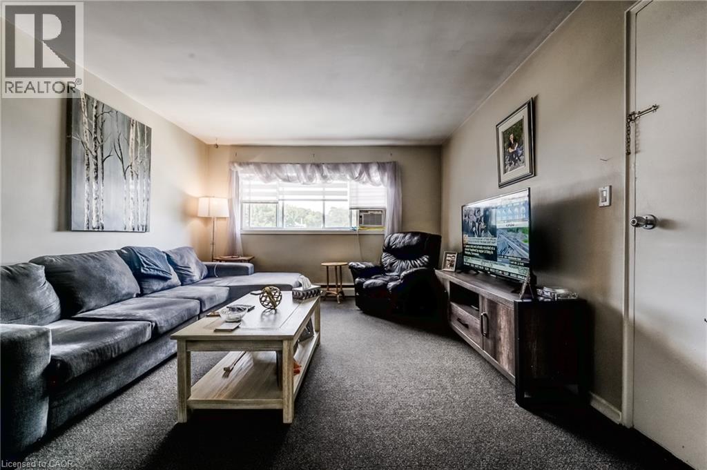 125 Schlueter Street, Cambridge, ON - Indoor Photo Showing Living Room
