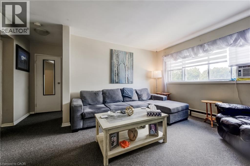125 Schlueter Street, Cambridge, ON - Indoor Photo Showing Living Room
