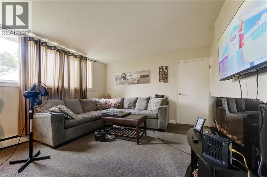 125 Schlueter Street, Cambridge, ON - Indoor Photo Showing Living Room