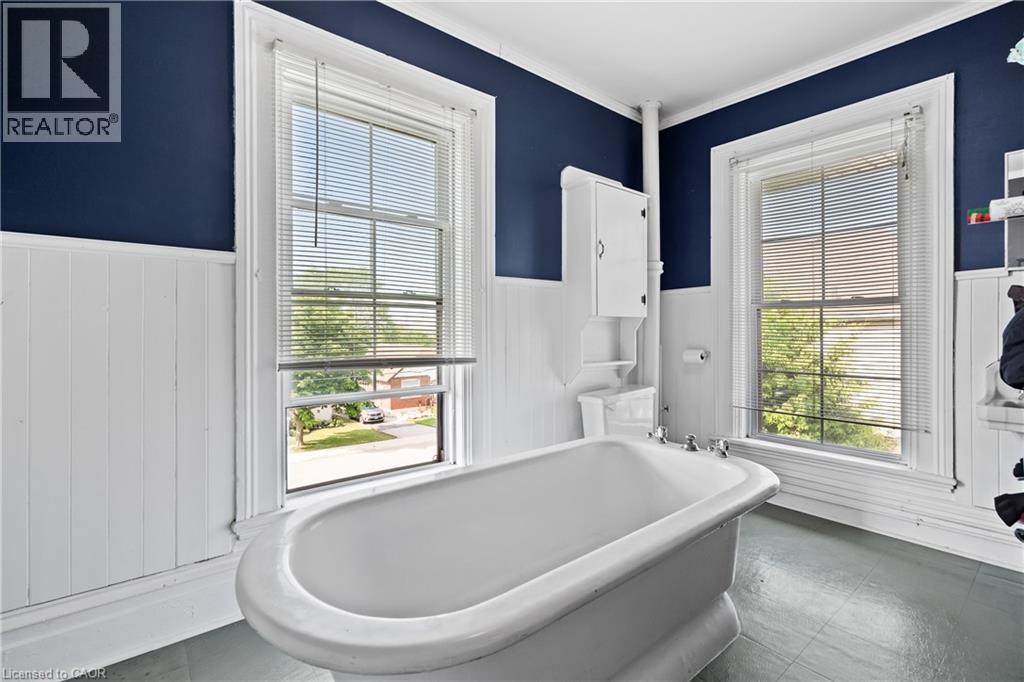 Full bathroom featuring a wainscoted wall, a soaking tub, and crown molding - 5368 Menzie Street, Niagara Falls, ON - Indoor Photo Showing Bathroom