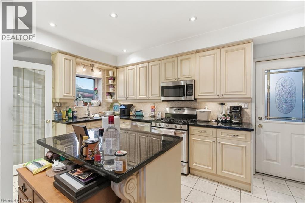 196 Avondale Street, Hamilton, ON - Indoor Photo Showing Kitchen