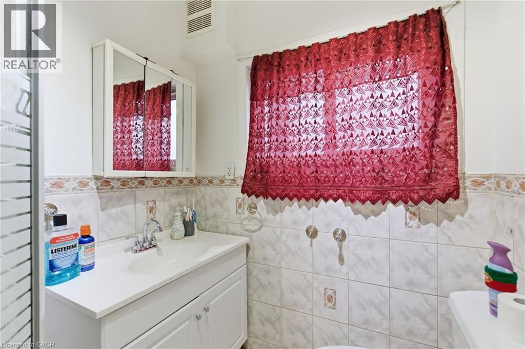 196 Avondale Street, Hamilton, ON - Indoor Photo Showing Bathroom