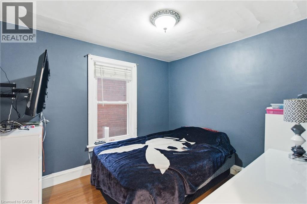 196 Avondale Street, Hamilton, ON - Indoor Photo Showing Bedroom