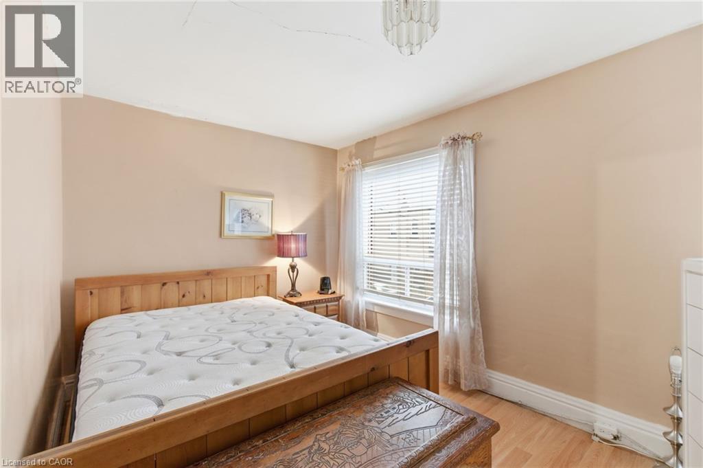 196 Avondale Street, Hamilton, ON - Indoor Photo Showing Bedroom
