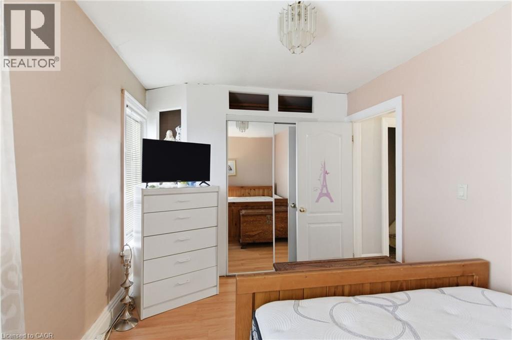 196 Avondale Street, Hamilton, ON - Indoor Photo Showing Bedroom