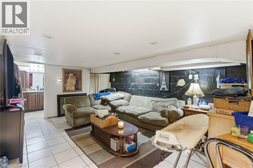 196 Avondale Street, Hamilton, ON - Indoor Photo Showing Living Room