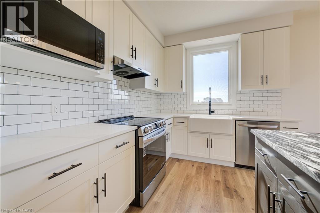 117 Thackeray Way, Harriston, ON - Indoor Photo Showing Kitchen With Upgraded Kitchen
