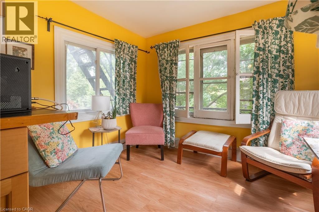 175 Burris Street, Hamilton, ON - Indoor Photo Showing Living Room