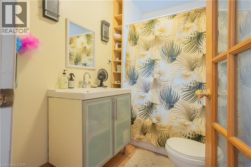 175 Burris Street, Hamilton, ON - Indoor Photo Showing Bathroom