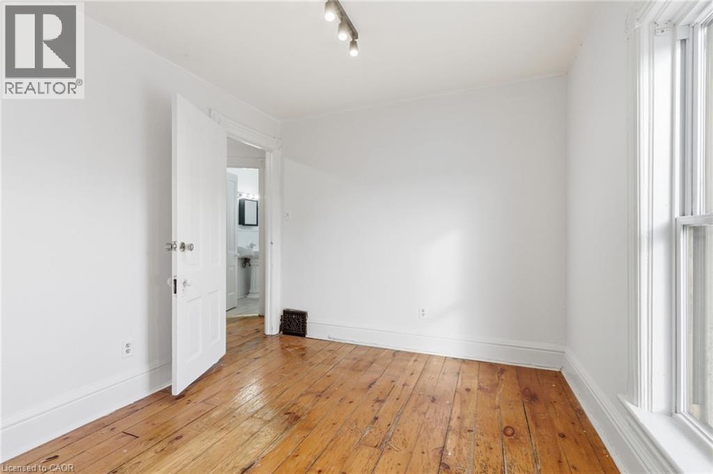 10 Walnut Street, Cambridge, ON - Indoor Photo Showing Other Room