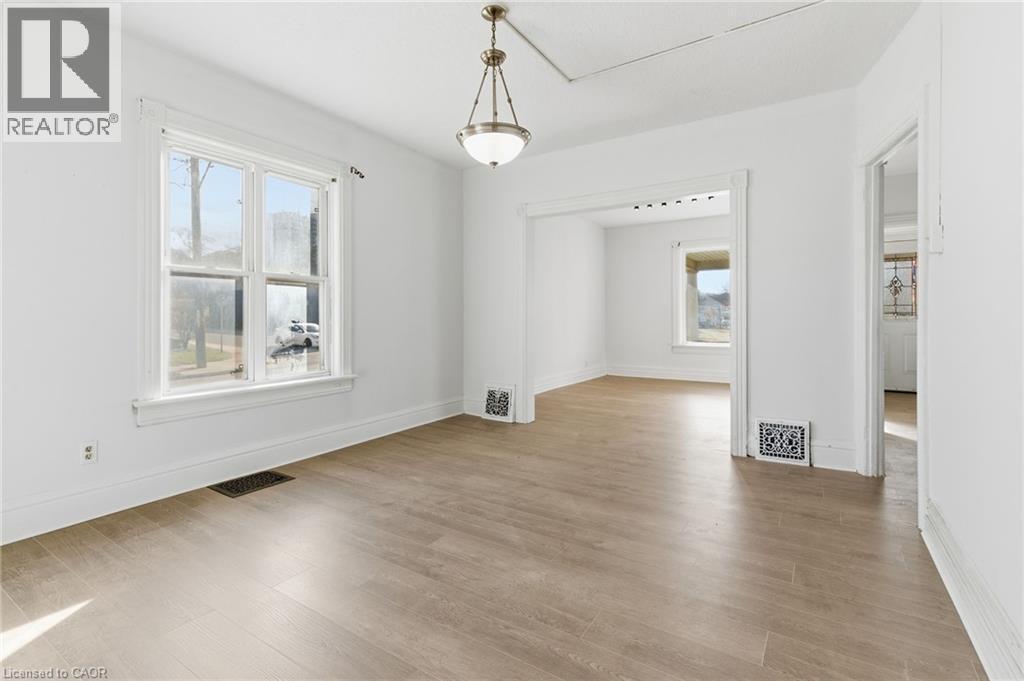 10 Walnut Street, Cambridge, ON - Indoor Photo Showing Other Room