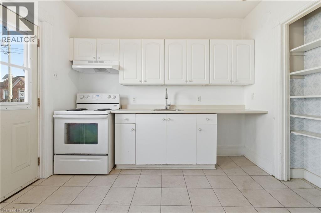 10 Walnut Street, Cambridge, ON - Indoor Photo Showing Kitchen