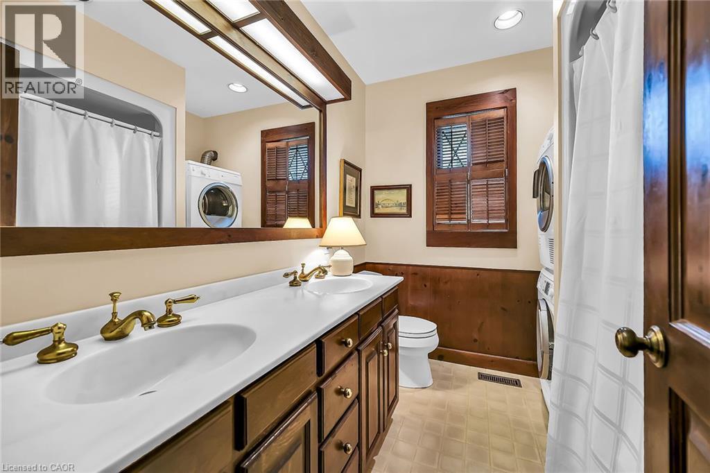 793 Shadeland Avenue, Burlington, ON - Indoor Photo Showing Bathroom