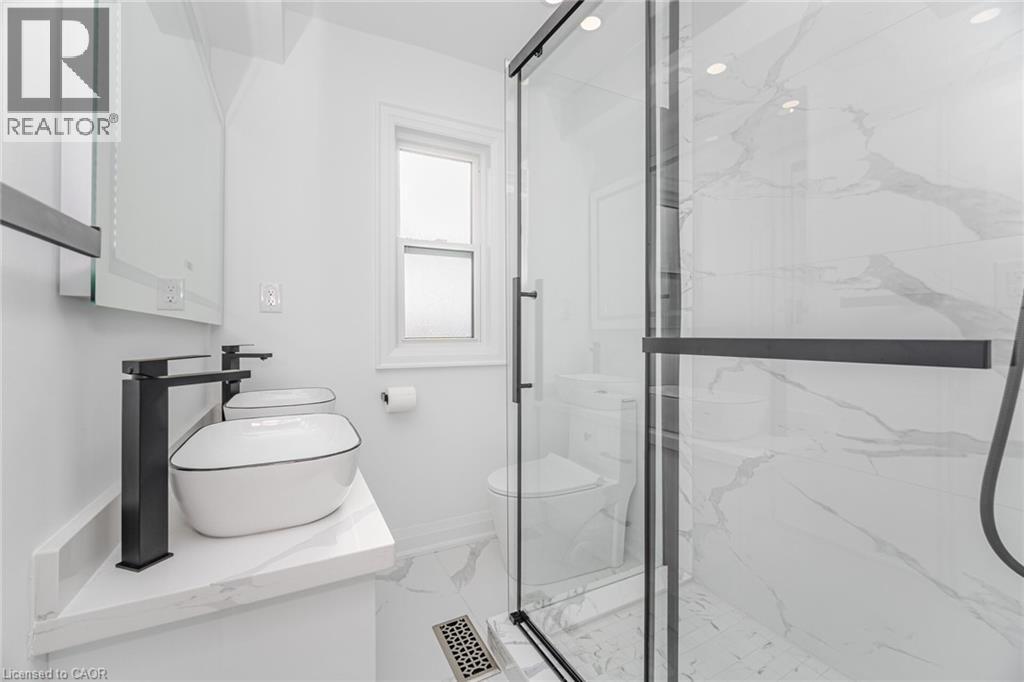 285 Charlton Avenue W, Hamilton, ON - Indoor Photo Showing Bathroom