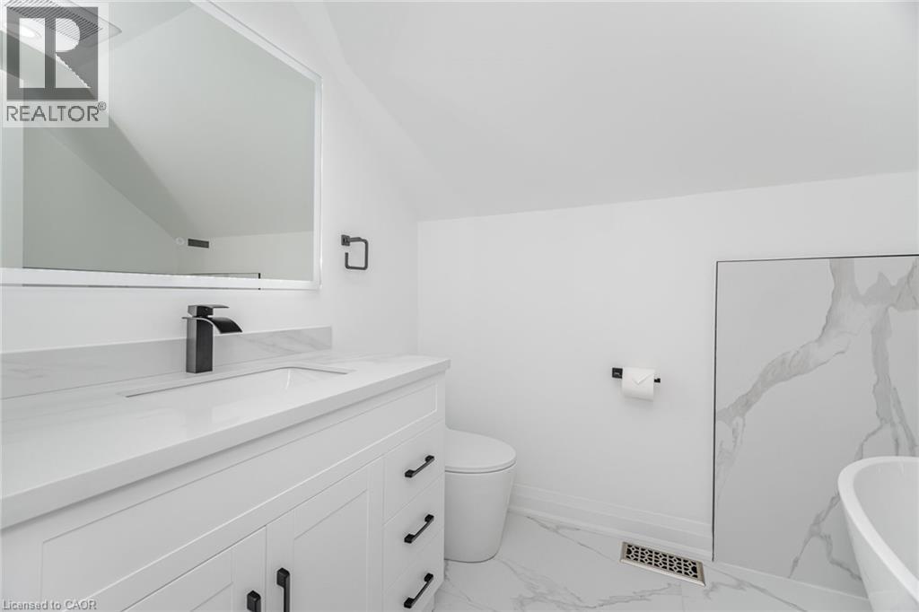 285 Charlton Avenue W, Hamilton, ON - Indoor Photo Showing Bathroom