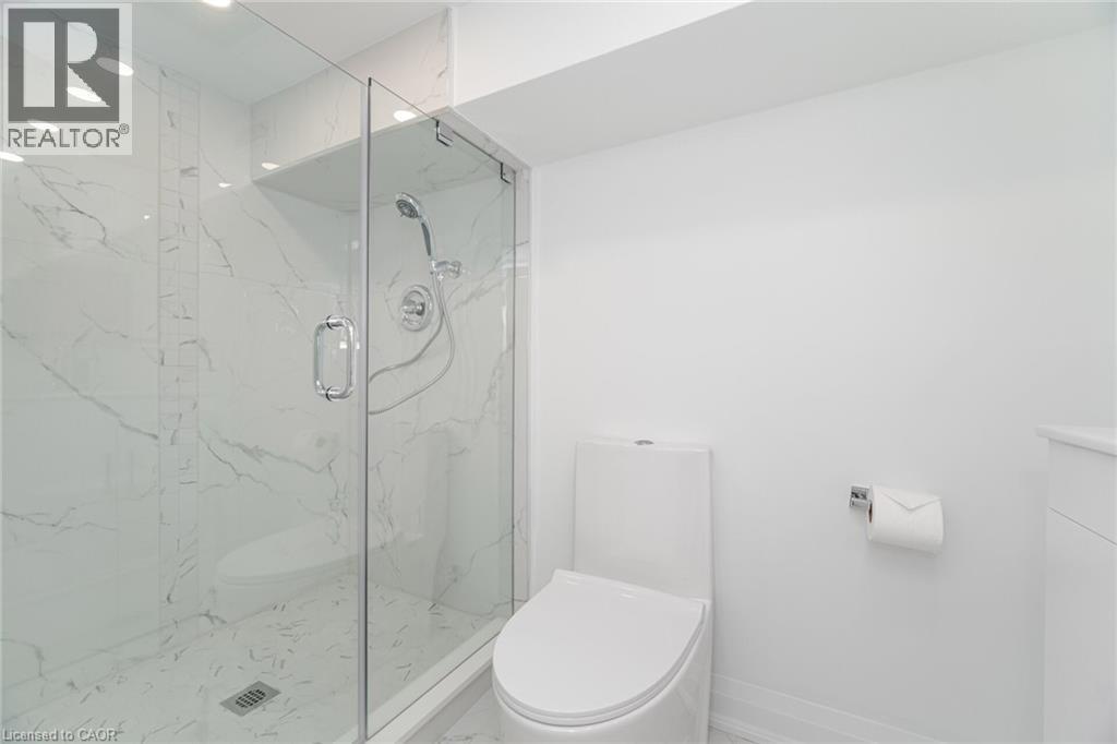 285 Charlton Avenue W, Hamilton, ON - Indoor Photo Showing Bathroom