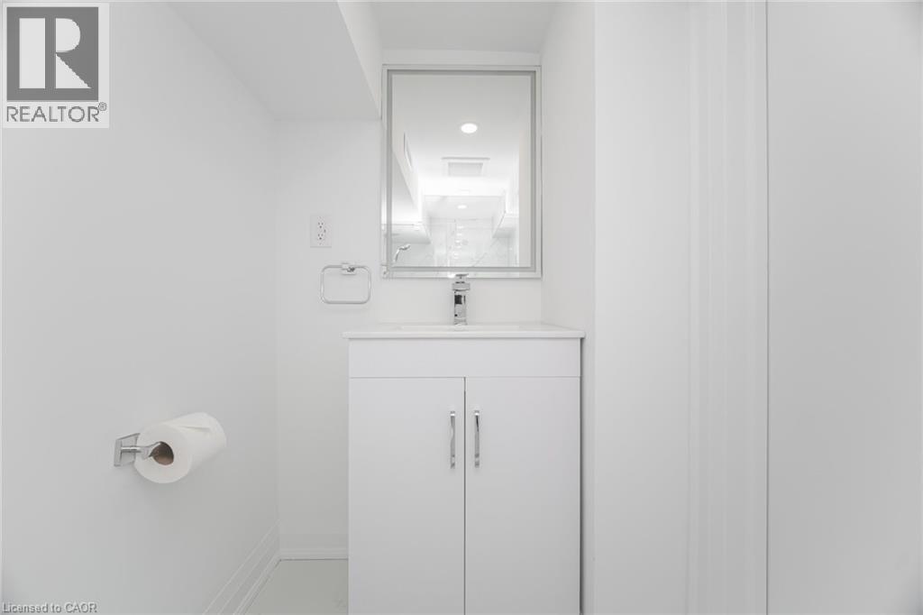285 Charlton Avenue W, Hamilton, ON - Indoor Photo Showing Bathroom