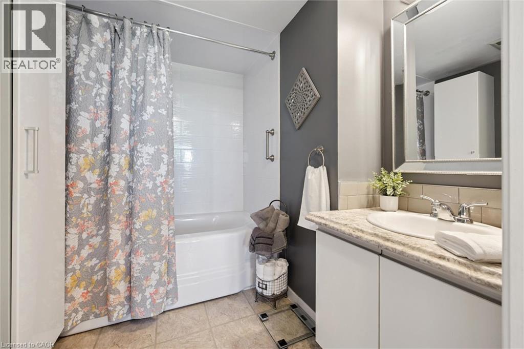 237 King Street W Unit# 703, Cambridge, ON - Indoor Photo Showing Bathroom