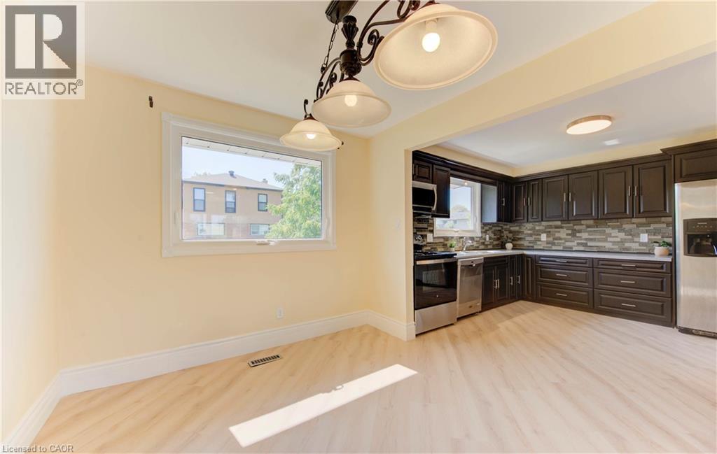 1493 Queens Boulevard, Kitchener, ON - Indoor Photo Showing Kitchen