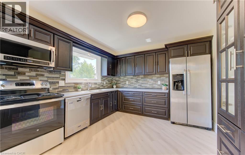 1493 Queens Boulevard, Kitchener, ON - Indoor Photo Showing Kitchen