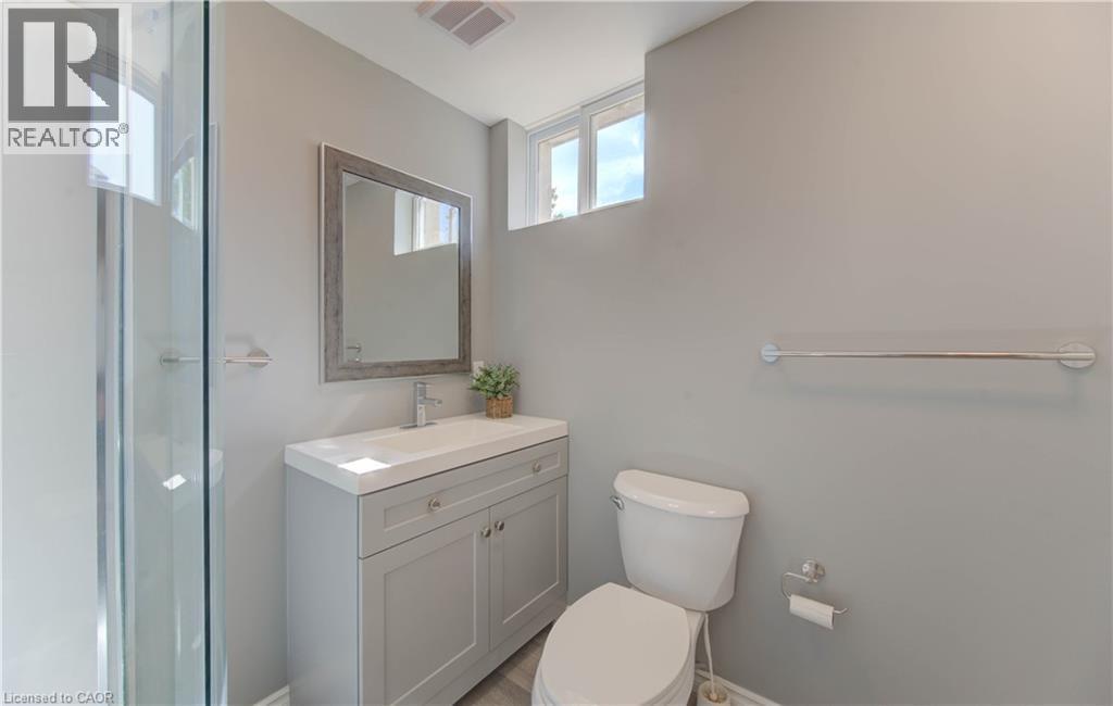 1493 Queens Boulevard, Kitchener, ON - Indoor Photo Showing Bathroom
