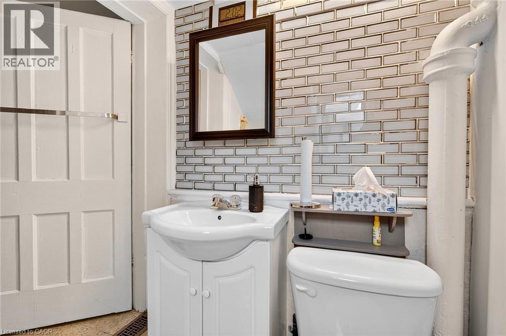 79 Murray Street E, Hamilton, ON - Indoor Photo Showing Bathroom