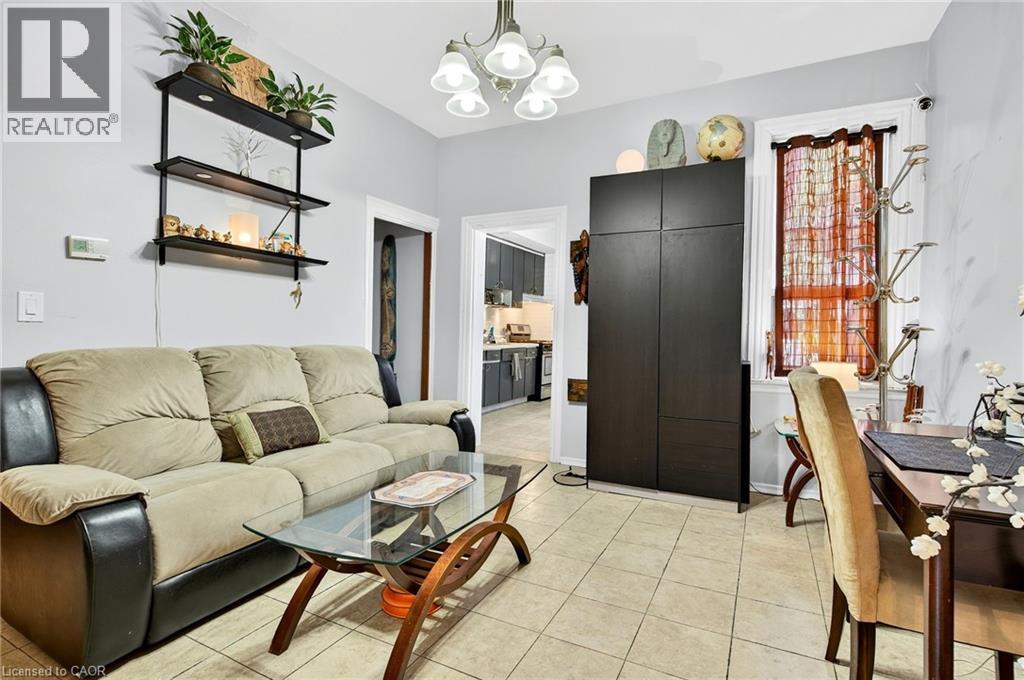 79 Murray Street E, Hamilton, ON - Indoor Photo Showing Living Room