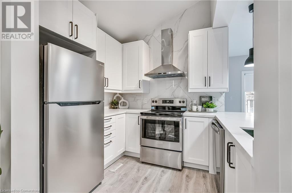 221 Rosslyn Avenue N, Hamilton, ON - Indoor Photo Showing Kitchen
