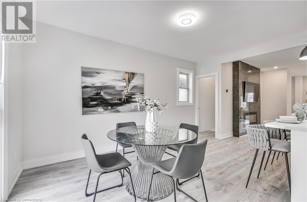 221 Rosslyn Avenue N, Hamilton, ON - Indoor Photo Showing Dining Room
