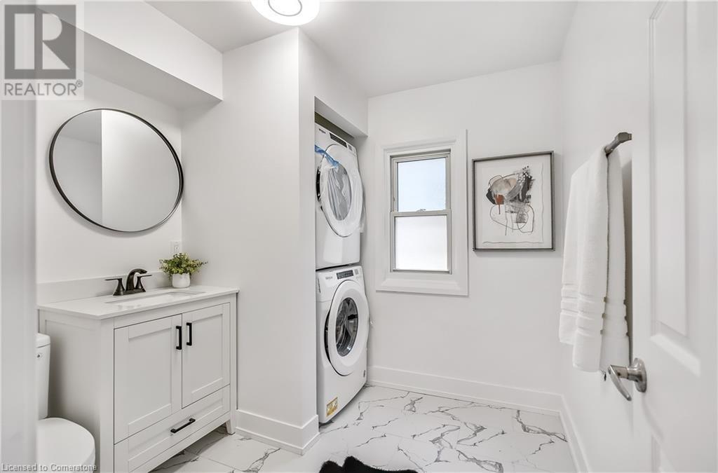 221 Rosslyn Avenue N, Hamilton, ON - Indoor Photo Showing Laundry Room