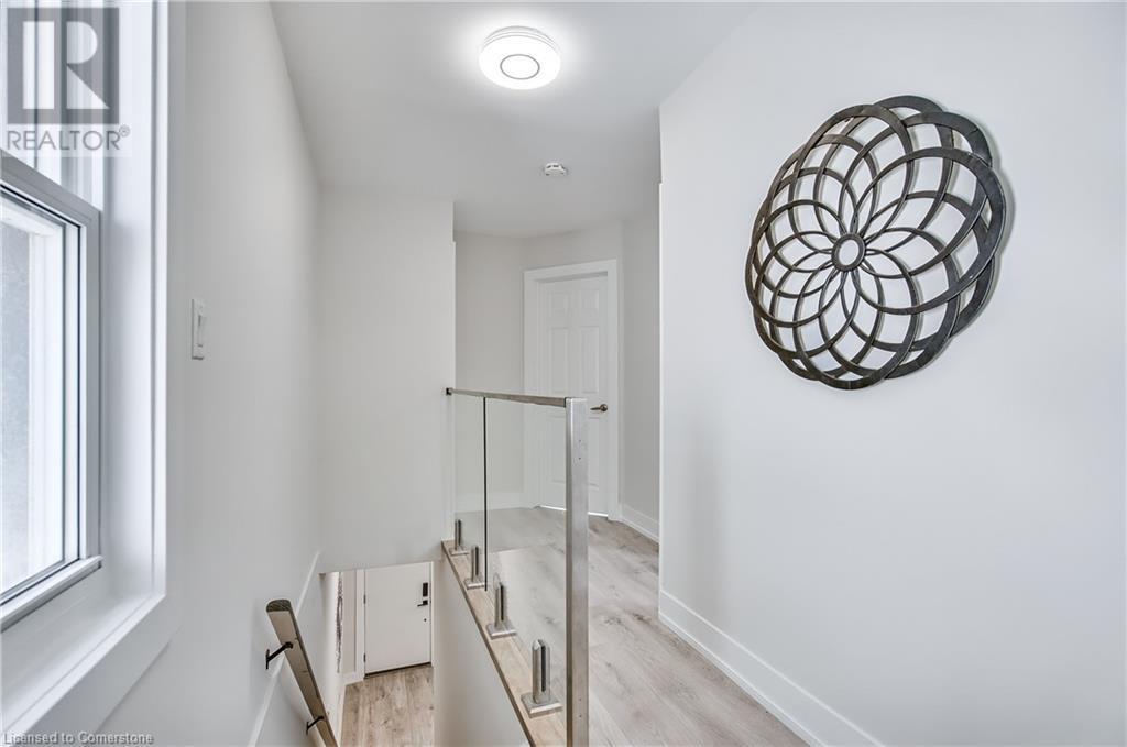 221 Rosslyn Avenue N, Hamilton, ON - Indoor Photo Showing Other Room