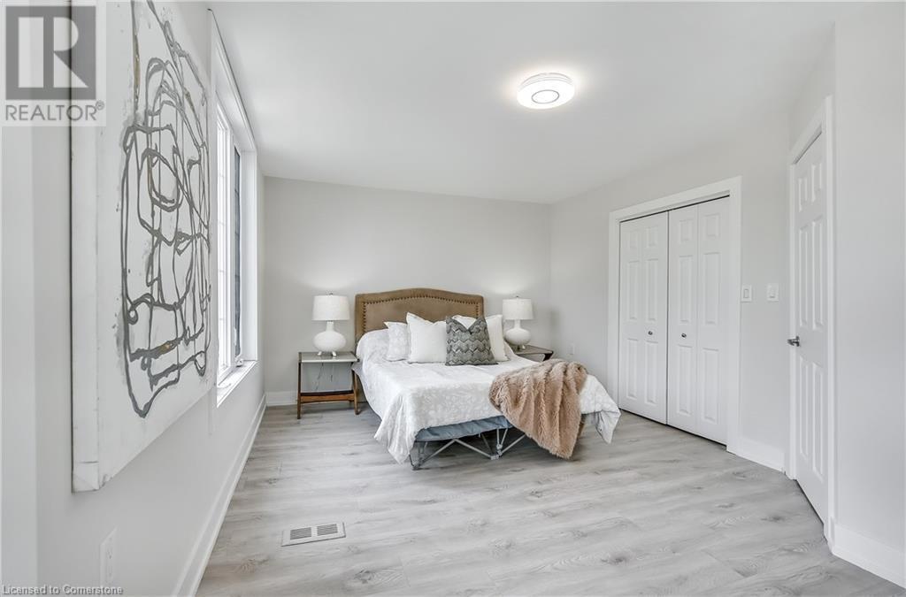 221 Rosslyn Avenue N, Hamilton, ON - Indoor Photo Showing Bedroom