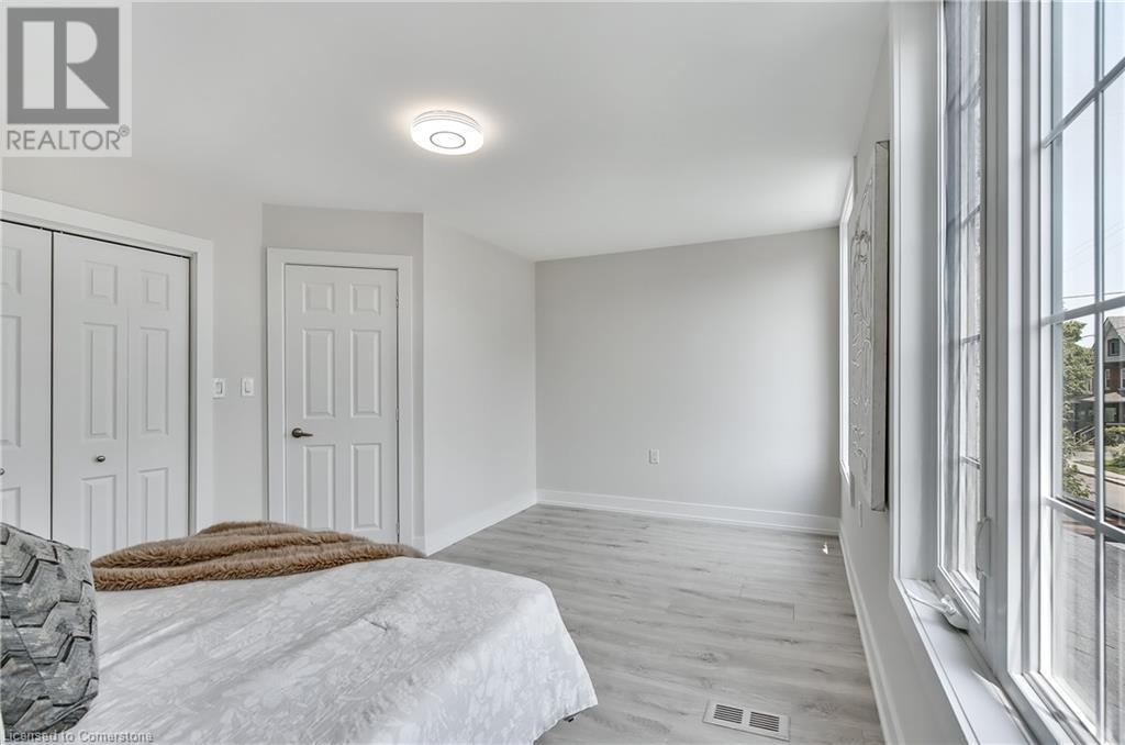 221 Rosslyn Avenue N, Hamilton, ON - Indoor Photo Showing Bedroom