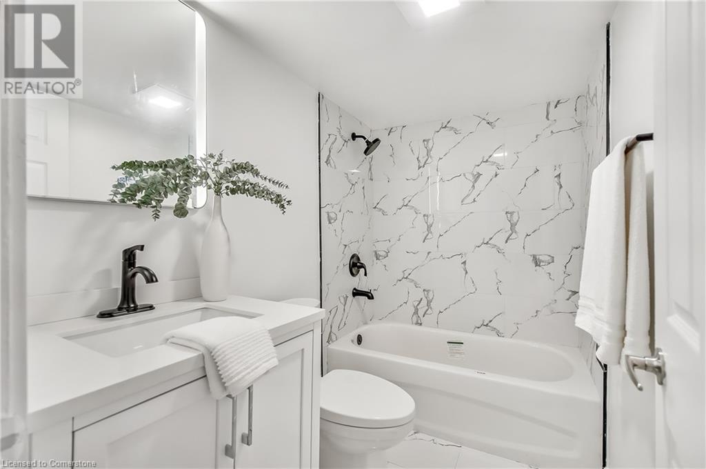221 Rosslyn Avenue N, Hamilton, ON - Indoor Photo Showing Bathroom