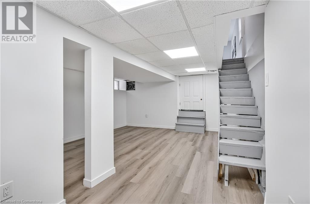 221 Rosslyn Avenue N, Hamilton, ON - Indoor Photo Showing Other Room