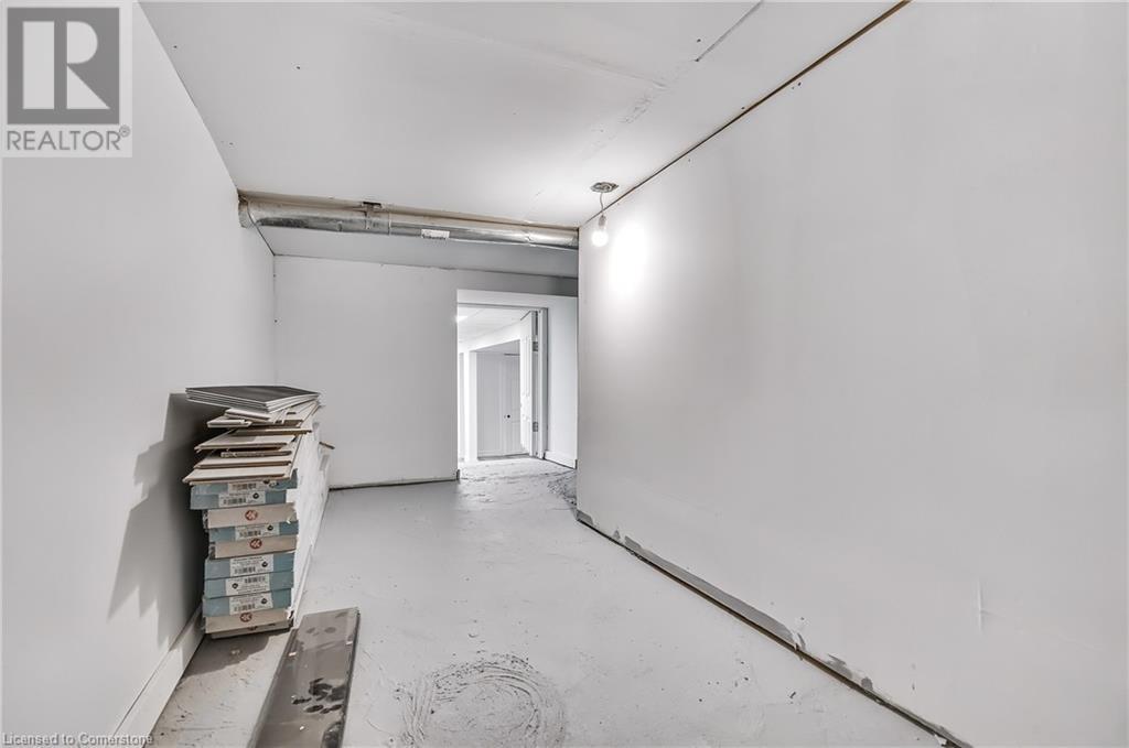 221 Rosslyn Avenue N, Hamilton, ON - Indoor