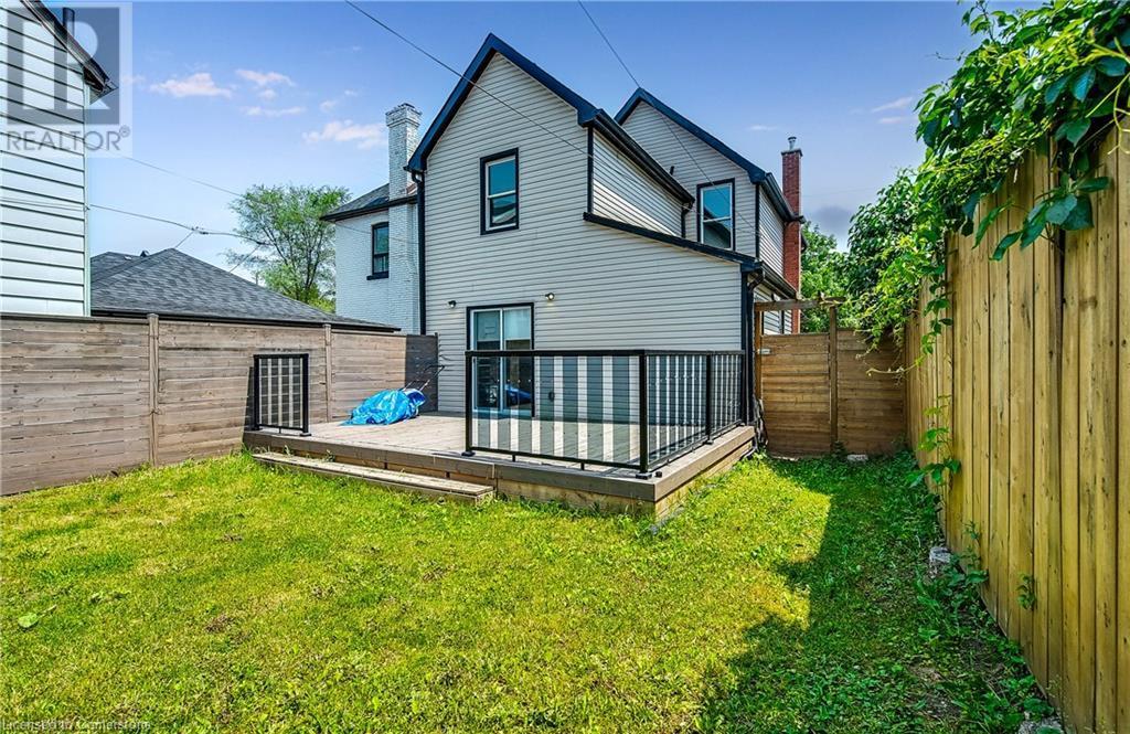 221 Rosslyn Avenue N, Hamilton, ON - Outdoor With Deck Patio Veranda